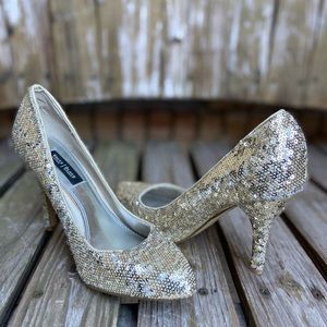 White House| Black Market Adie Gold sequins heels/ Size 6.5M